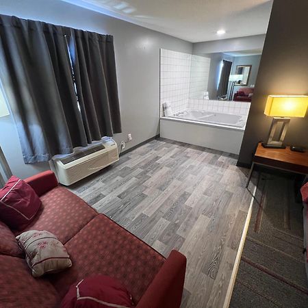 American Inn And Suites Ionia Bagian luar foto