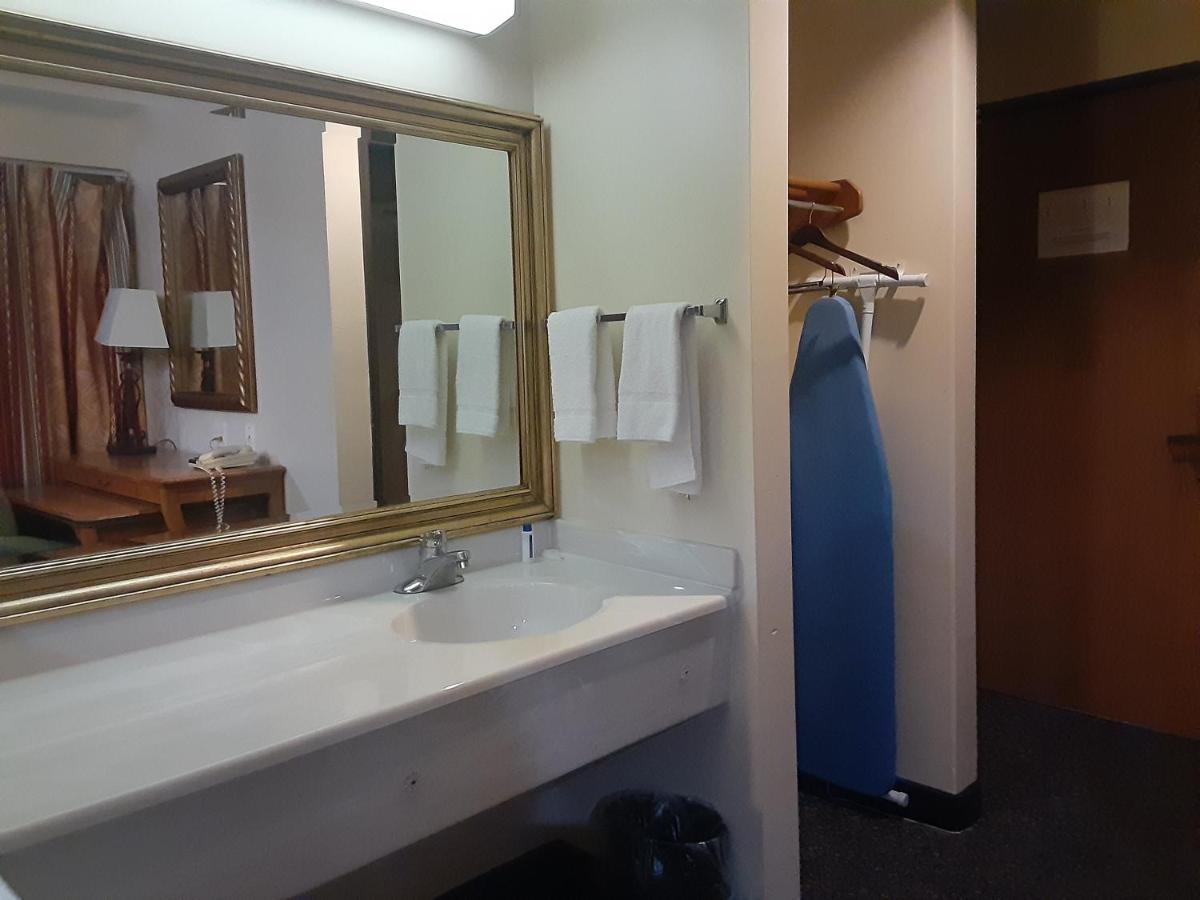American Inn And Suites Ionia Bagian luar foto