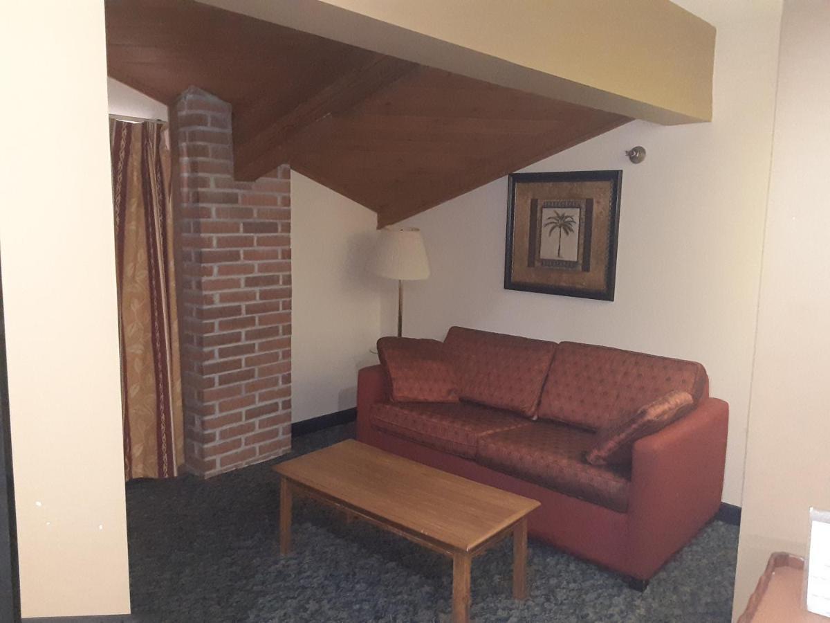 American Inn And Suites Ionia Bagian luar foto
