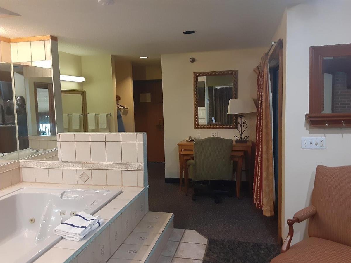 American Inn And Suites Ionia Bagian luar foto
