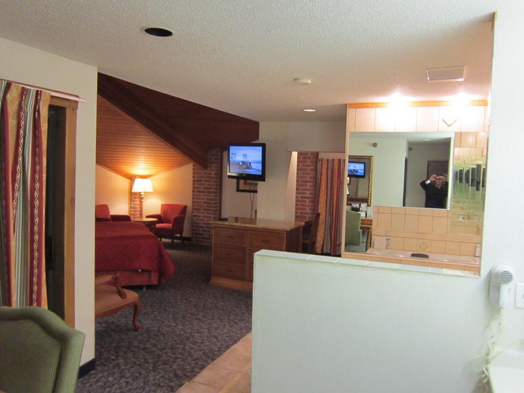 American Inn And Suites Ionia Ruang foto