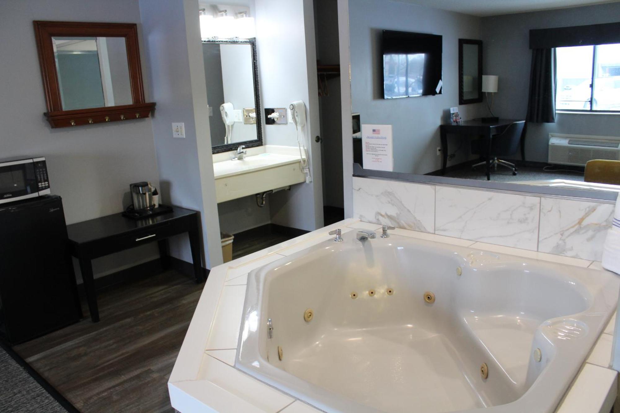 American Inn And Suites Ionia Bagian luar foto