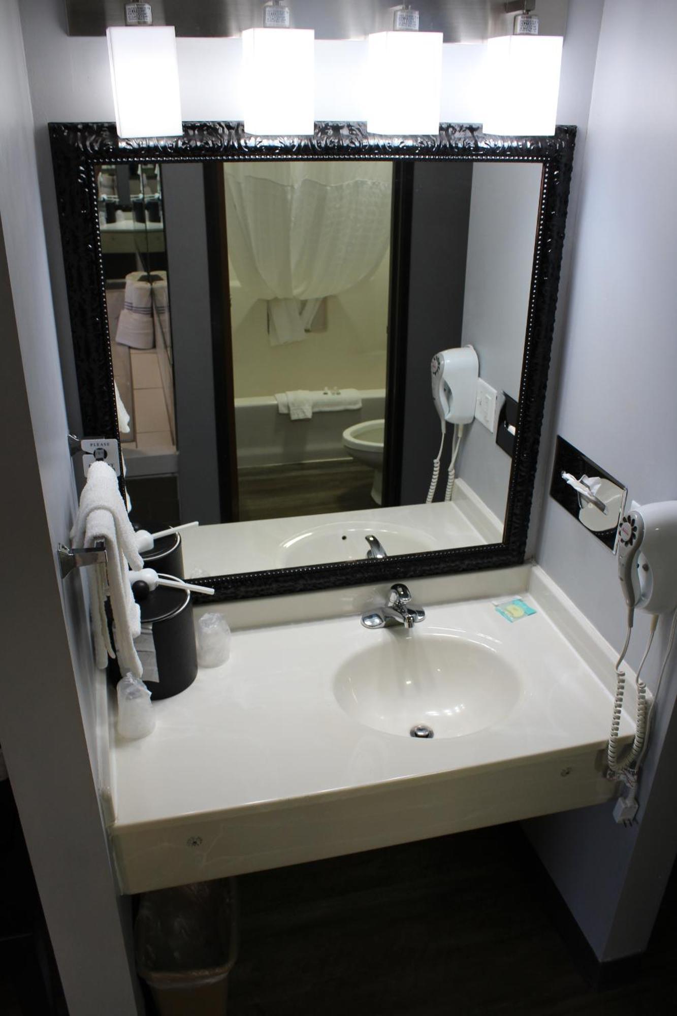American Inn And Suites Ionia Bagian luar foto