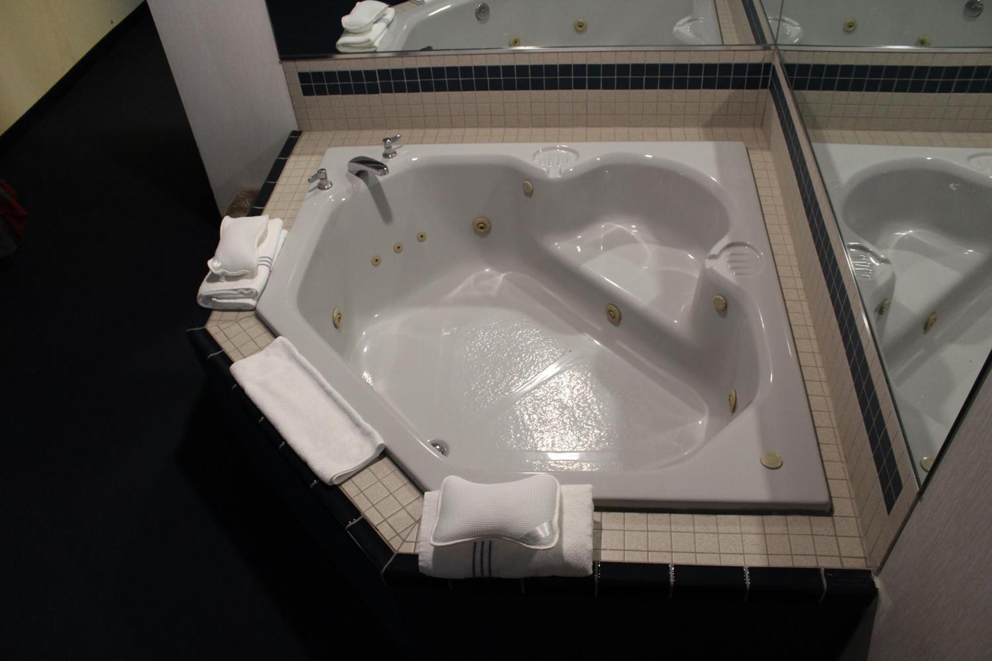 American Inn And Suites Ionia Bagian luar foto