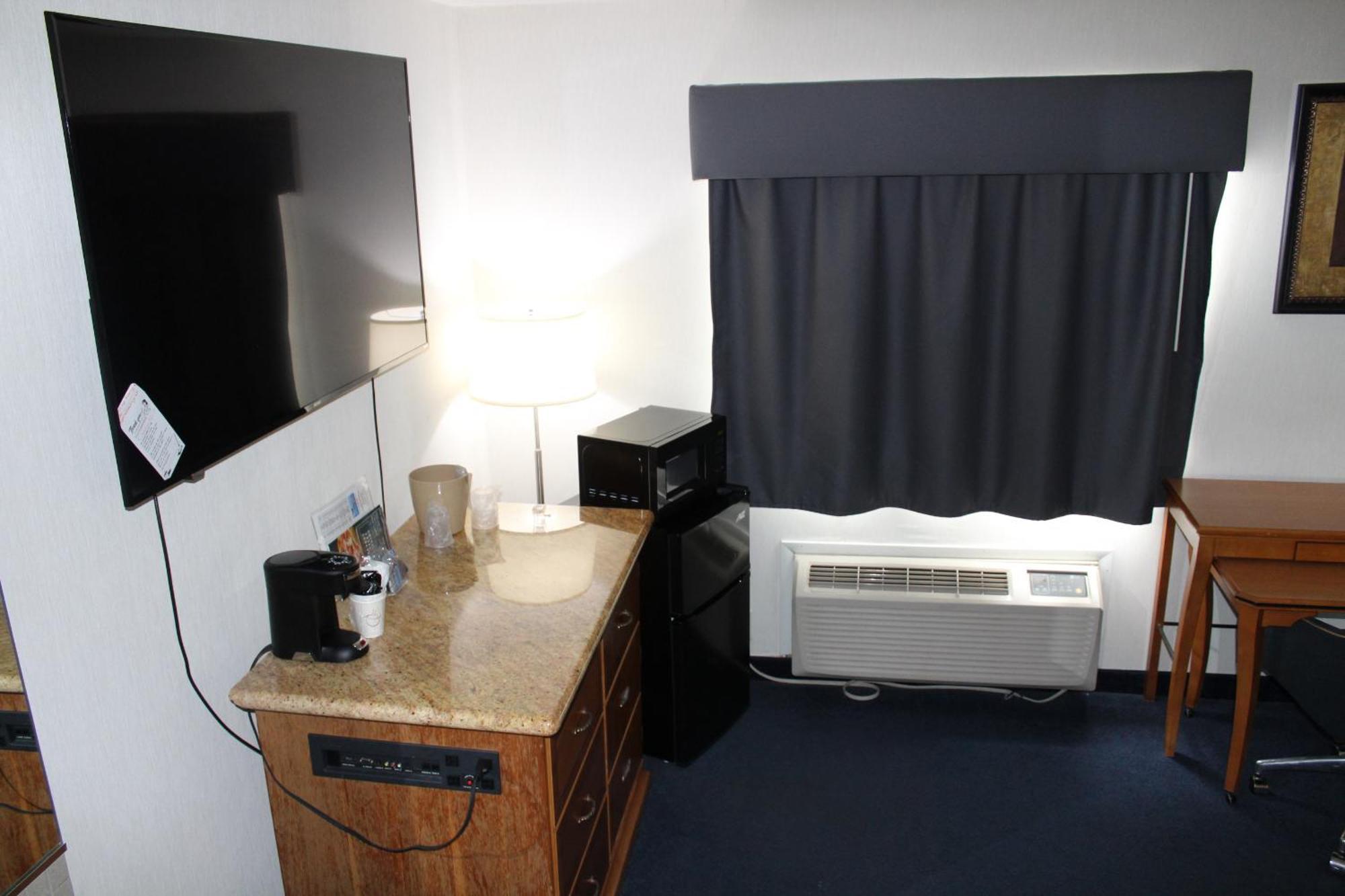 American Inn And Suites Ionia Bagian luar foto