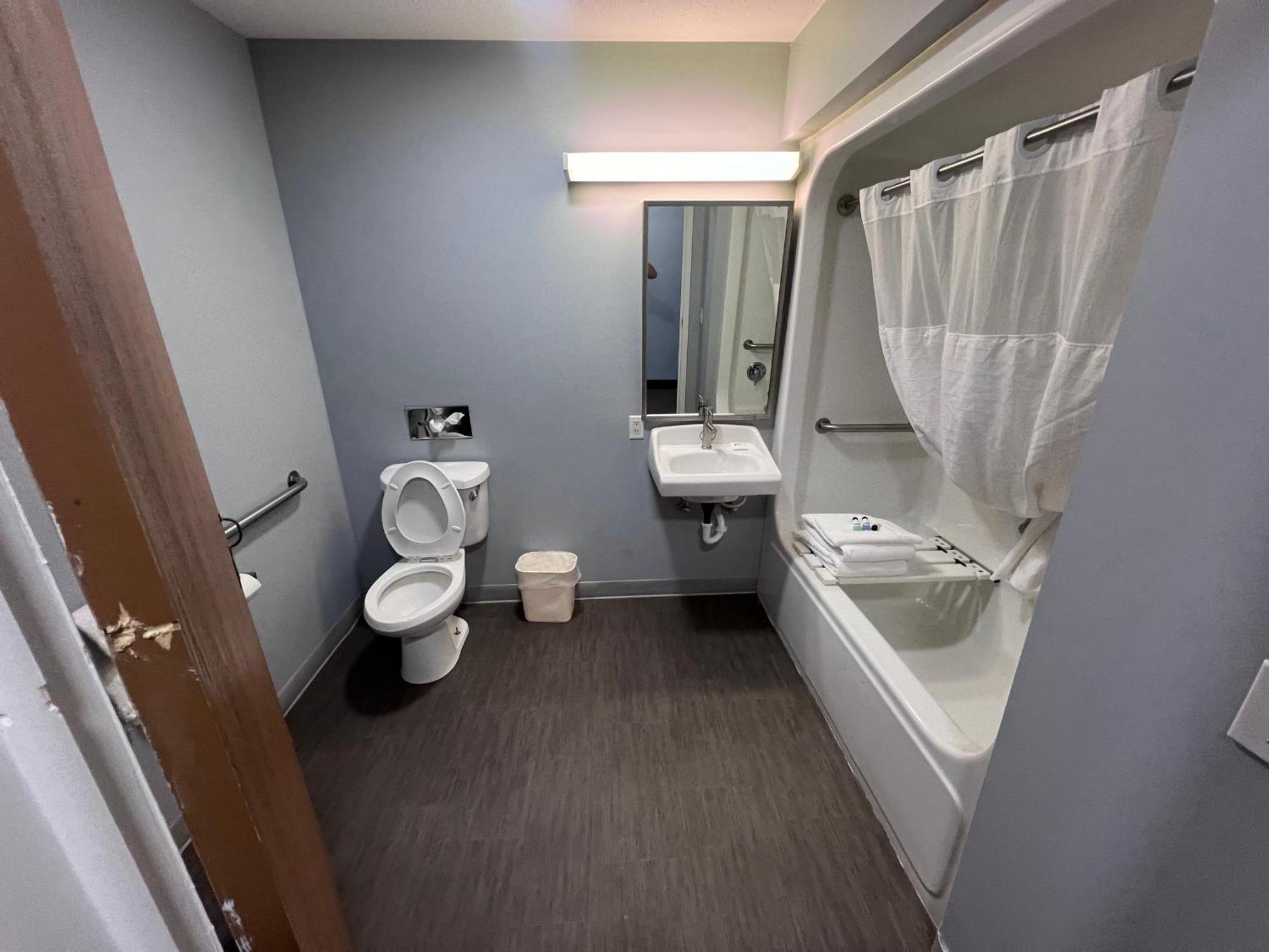 American Inn And Suites Ionia Bagian luar foto