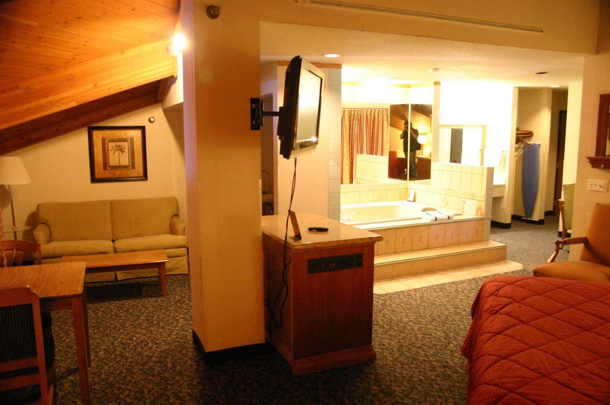 American Inn And Suites Ionia Bagian luar foto
